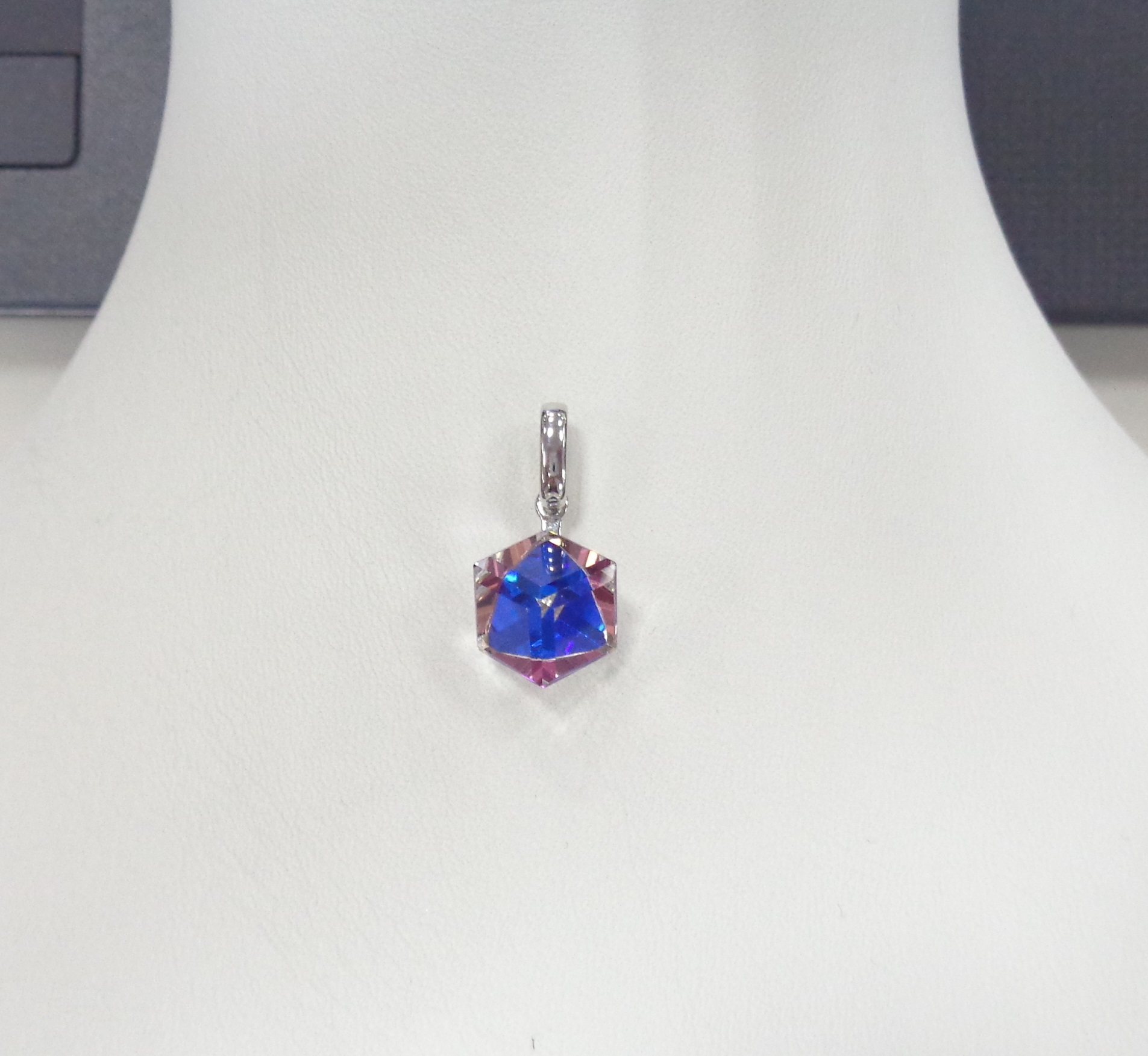 Серебряная подвеска с кристаллом